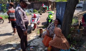 Polsek Cikedung Bagikan Masker Kepada Warga