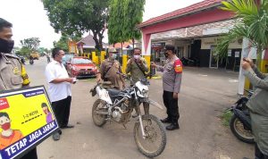 Polsek Terisi Jajaran Polres Indramayu Polda Jabar Kembali Bagikan Masker di Jalan Raya Desa Rajasinga