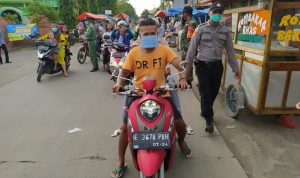 Tiga Pilar Kecamatan Cikedung Bagikan Masker Sembari Edukasi 3M