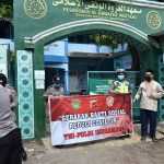Bentuk Kepedulian TNI-POLRI, Polres Indramayu Jajaran Polda Jabar Bersama Kodim Indramayu Bagikan Sembako Door To Door