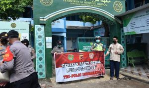 Bentuk Kepedulian TNI-POLRI, Polres Indramayu Jajaran Polda Jabar Bersama Kodim Indramayu Bagikan Sembako Door To Door