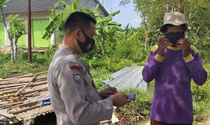Bhabinkamtibmas Polsek Tukdana Jajaran Polres Indramayu Laksanakan Kegiatan Bagi-Bagi Masker