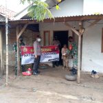 Polsek Cikedung Jajaran Polres Indramayu Polda Jabar Bersama Koramil Terisi Bagikan Bansos Beras Kepada Masyarakat Terdampak Pandemi