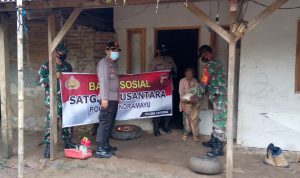 Polsek Cikedung Jajaran Polres Indramayu Polda Jabar Bersama Koramil Terisi Bagikan Bansos Beras Kepada Masyarakat Terdampak Pandemi