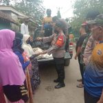 Polsek Anjatan Jajaran Polres Indramayu Polda Jabar Bersama Koramil Dan Unsur Kecamatan Bagikan Puluhan Paket Bansos