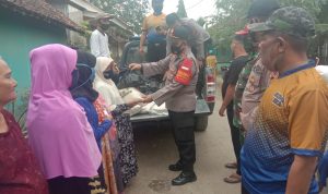 Polsek Anjatan Jajaran Polres Indramayu Polda Jabar Bersama Koramil Dan Unsur Kecamatan Bagikan Puluhan Paket Bansos