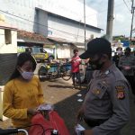 TNI Dan Polri Serta Satpol PP Kecamatan Anjatan Bagi-Bagi Masker Kepada Warga