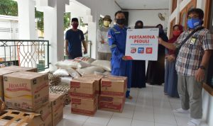 Pertamina Peduli COVID-19 Distribusikan Sembako Untuk Warga Terpapar Di Indramayu
