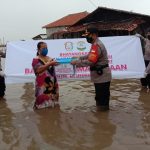 Peduli Bencana Banjir, Bhayangkari Yayasan Kemala Bhayangkari Pengurus Daerah Jawa Barat Salurkan Bantuan Sosial Kemasyarakat Desa Eretan Kulon
