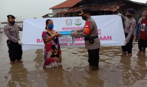 Peduli Bencana Banjir, Bhayangkari Yayasan Kemala Bhayangkari Pengurus Daerah Jawa Barat Salurkan Bantuan Sosial Kemasyarakat Desa Eretan Kulon