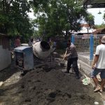 Bhabinkamtibmas Desa Tukdana Jajaran Polres Indramayu Polda Jabar Ikut Serta Dalam Gotongroyong Pembangunan Jembatan