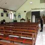 Jelang hari raya Natal tahun 2020, Personel Dalmas Polres Indramayu jajaran Polda Jabar lakukan sterilisasi tempat Ibadah Gereja
