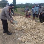 Kapolsek Cikedung Beserta Anggota Polsek Cikedung jajaran Polres Indramayu Polda Jabar Bersama Masyarakat Gotong Toyong Bangun Jalan