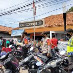 Polsek Karangampel Monitoring dan Amankan Pembagian Bansos Tahap IV