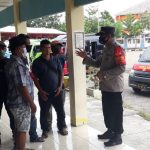 Kasat Binmas Polres Indramayu bersama Anggota Pasang Maklumat Kapolri di Tempat-Tempat Strategis