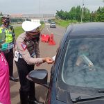 Satlantas Polres Indramayu Bagikan Masker Kepada Pengguna Jalan Tol Cipali di Rest Area KM 130