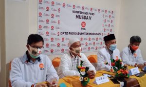 Tauhid, S.Tp, Ir. H. Didi Mujahiri, H. Ruswa, M.Pd.I kemudian, Subki, S.Pd.I saat jumpa pers di gedung DPTD PKS Indramayu.