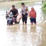 Polsek Sukagumiwang Tinjau Banjir di Desa Jengkok Akibat Luapan Sungai Jati Pari