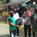 Tanggap Bencana, Kapolsek Tukdana Bersama Danramil 0616 Bangodua Dan Kuwu Desa Malangsari Bagikan Sembako Kepada Masyarakat Terdampak Banjir