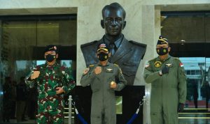 Kapolri Dianugerahi Wing Kehormatan Penerbang dan Brevet Kapal Selam Hiu Kencana