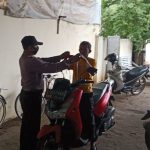 Bhabinkamtibmas Polsek Cantigi Jajaran Polres Indramayu Bagikan Masker Kepada Masyarakat Desa Panyingkiran Kidul