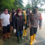 Kapolsek Widasari Ikut Tinjau Lokasi Banjir di 3 Desa Kecamatan Widasari