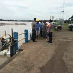 Kapolsek Cikedung Ipda Ian Hernawan bersama Anggota Laksanakan Giat Pemantauan Debit Air Bendungan Bolang