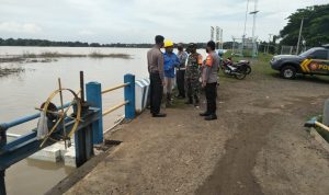 Kapolsek Cikedung Ipda Ian Hernawan bersama Anggota Laksanakan Giat Pemantauan Debit Air Bendungan Bolang