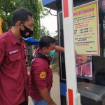 Humas Polres Indramayu  Pasang Surat Edaran Pembatasan Kegiatan Masyarakat Dalam Penangan Covid-19