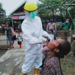 Polsek Anjatan Monitoring Pelaksanaan PCR Swab Test Warga Dusun Encle Desa Kopyah