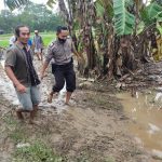 Atasi Banjir Bojongsari, Bhabinkamtibmas Polsek Indramayu Kota Bersama Warga Gotong Royong Pasang Mesin Pompa Air