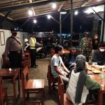 Tak kenal lelah, Malam- Malam Polsek Sindang Bersama Koramil Himbau Pengunjung Cafe Tetap Terapkan Protokol Kesehatan