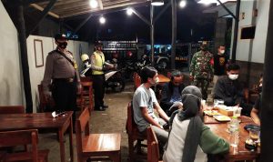 Tak kenal lelah, Malam- Malam Polsek Sindang Bersama Koramil Himbau Pengunjung Cafe Tetap Terapkan Protokol Kesehatan