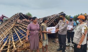 Gerak Cepat, Kapolres Indramayu Bantu Warga Pasekan Yang Rumahnya Roboh Kena Bencana Alam