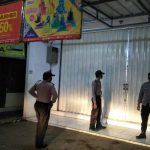 Satgas Covid-19 Polsek Tukdana Tutup Sejumlah Toko Karena Melebihi Jam Operasional AKB