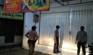 Satgas Covid-19 Polsek Tukdana Tutup Sejumlah Toko Karena Melebihi Jam Operasional AKB