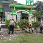 Polsek Cikedung Bersama Warga Setempat Lakukan Baksos Bersih-Bersih Halaman Masjid