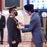 Jenderal Idham Azis Serahkan Panji Polri Tribrata ke Jenderal Listyo Sigit