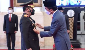 Jenderal Idham Azis Serahkan Panji Polri Tribrata ke Jenderal Listyo Sigit.