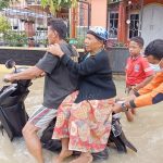 Banjir Ditiga Kecamatan Aktivis KRI Evakuasi Warga