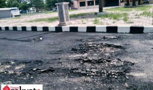 Baru Sebulan Dibangun Jalan Diarea GOR Singalodra Rusak Parah