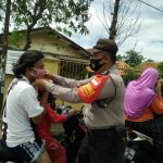 Polsek Bongas Bersama Petugas Gabungan Bagi-Bagi Masker di Jalan Umun Desa Kertajaya