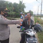 Polsek Cantigi Bagikan Masker Sembari Himbau 5M