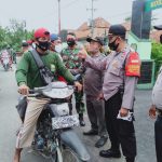 Tim Satgas Covid-19 Kecamatan Anjatan Bagi-Bagi Masker Dalam Rangka PPKM Periode II