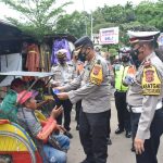 Kapolres Indramayu AKBP Hafidh S Herlambang, Turun Langsung Bagikan Masker Pada Warga dan Pengendara