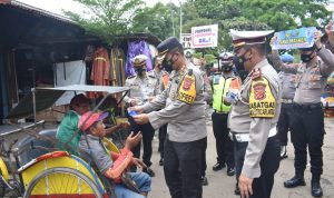 Kapolres Indramayu AKBP Hafidh S Herlambang, Turun Langsung Bagikan Masker Pada Warga dan Pengendara