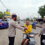 Polsek Jatibarang Bagikan Masker Gratis Dalam Rangka PPKM Periode II