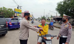 Polsek Jatibarang Bagikan Masker Gratis Dalam Rangka PPKM Periode II