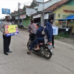 Dalam Masa PPKM Periode II, Kapolsek Widasari Terjun Langsung bersama Tim Satgas Covid-19 Bagikan Masker
