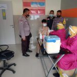 Anggota Polsek Indramayu Kota Monitoring Pelaksanaan Vaksinasi Covid-19 Tahap I